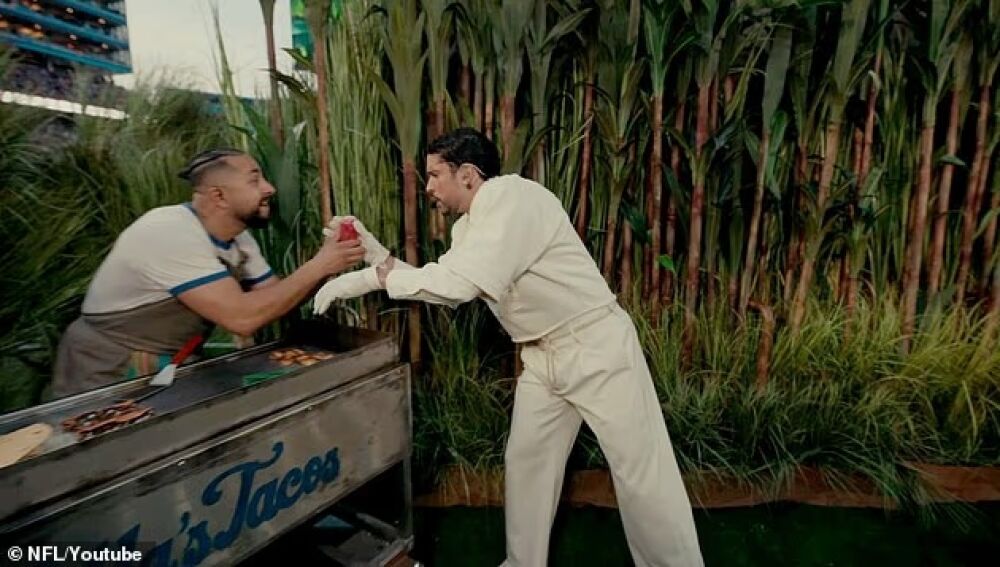 El chef Víctor Villa, dueño de Villa's Tacos, junto a Bad Bunny en el Super Bowl