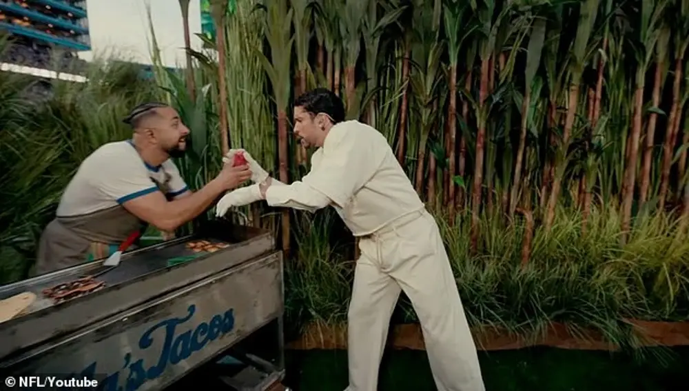 El chef Víctor Villa, dueño de Villa's Tacos, junto a Bad Bunny en el Super Bowl