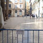 Una valla impide el paso a la plaza de la Sant&iacute;sima Faz de Alicante por las fuertes rachas de viento