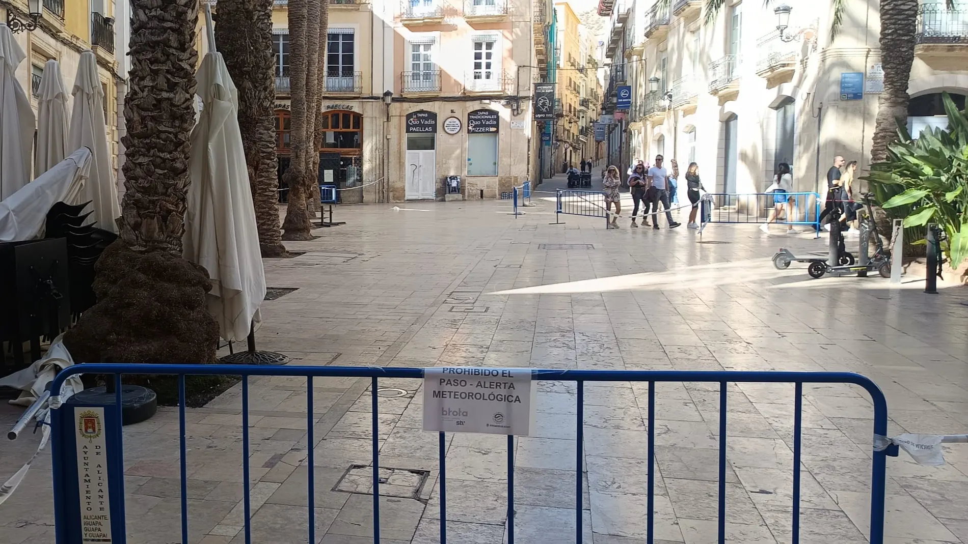Una valla impide el paso a la plaza de la Santísima Faz de Alicante por las fuertes rachas de viento