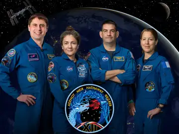Los cuatro miembros de la misión Crew‑12 de NASA y SpaceX a la Estación Espacial Internacional posan juntos para un retrato oficial de la tripulación. De izquierda a derecha se encuentran: el cosmonauta de Roscosmos y especialista de misión Andrey Fedyaev; los astronautas de NASA Jessica Meir y Jack Hathaway, comandante y piloto, respectivamente; y la astronauta de la ESA (Agencia Espacial Europea) y especialista de misión Sophie Adenot. Los cuatro miembros de la misión Crew‑12 de NASA y SpaceX a la Estación Espacial Internacional posan juntos para un retrato oficial de la tripulación. De izquierda a derecha se encuentran: el cosmonauta de Roscosmos y especialista de misión Andrey Fedyaev; los astronautas de NASA Jessica Meir y Jack Hathaway, comandante y piloto, respectivamente; y la astronauta de la ESA (Agencia Espacial Europea) y especialista de misión Sophie Adenot.