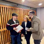 Los portavoces muncipales de EU-Podem, Manolo Cop&eacute;; PSPV, Ana Barcel&oacute;, y Comprom&iacute;s, Rafa Mas, hoy en el Ayuntamiento de Alicante, antes de ofrecer una rueda de prensa