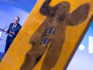 Jacob Vilató firma el cartel de la Picassiana y convierte el albero malagueño en protagonista Jacob Vilató firma el cartel de la Picassiana y convierte el albero malagueño en protagonista