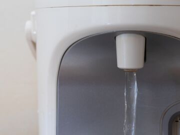 Por qu&eacute; cada vez m&aacute;s gente toma un vaso de agua caliente en ayunas