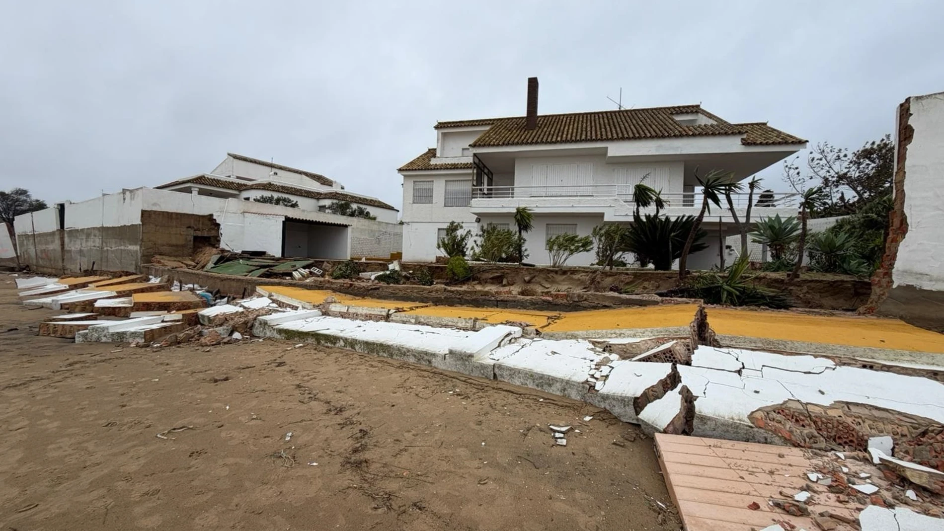 Destrozos ocasionados por la borrasca Leonardo en El Portil.