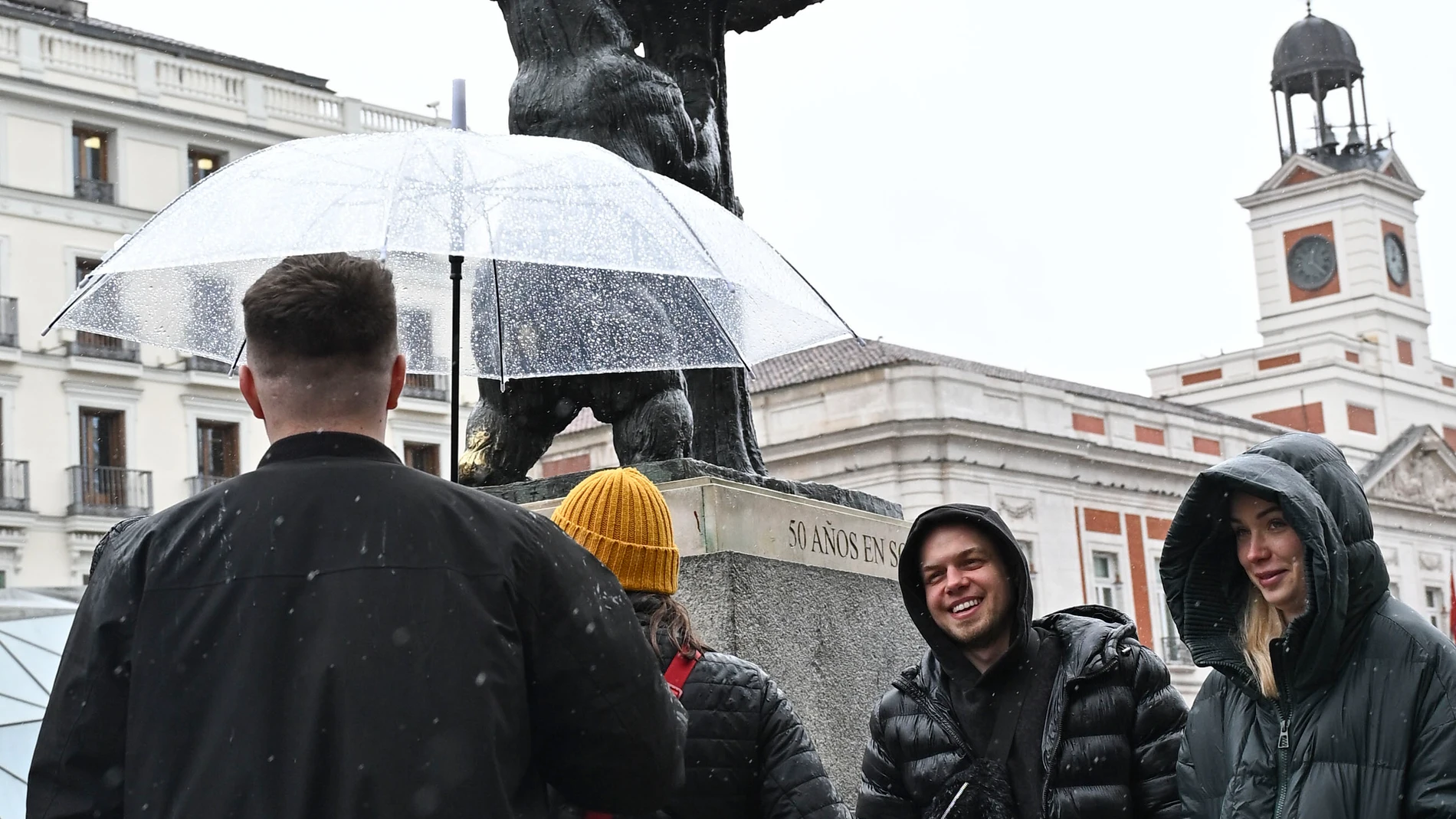 MADRID, 13/02/2026.-Transeúntes con sus paraguas por el centro de Madrid este viernes. La borrasca Oriana dejará hoy y mañana rachas de viento de 100 kilómetros por hora, especialmente en el este, temporal marítimo con olas de más de 7 metros, lluvias de nuevo persistentes y generalizadas y nevadas desde cotas de 500 metros en el norte, incluida la meseta, aunque el domingo cambiará ya el tiempo y se impondrá el anticiclón.-EFE/ Fernando Villar