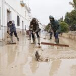 Vecinos de Villanueva Mes&iacute;a (Granada) se afanan en sacar el agua y barro de sus casas tras la crecida del R&iacute;o Genil por el paso de la borrasca 'Leonardo'