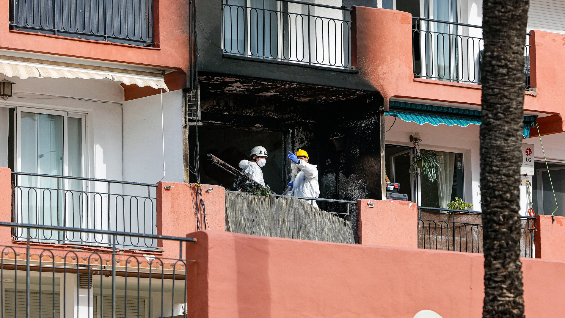 GRAFCVA2109. XÀBIA (ALICANTE), 13/02/2026.- Prosigue la investigación sobre el incendio declarado ayer en una vivienda de Xàbia que dejó dos víctimas mortales, una mujer de 71 años y un hombre de 42, y 17 heridos. En la imagen dos investigadores de la Guardia Civil este viernes en la vivienda incendiada. EFE/Pep Morell