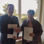 La rectora de la UCAV, M&ordf; del Rosario S&aacute;ez Yuguero, y el rector de la UCAT, Fernando Felipe S&aacute;nchez, suscriben el acuerdo