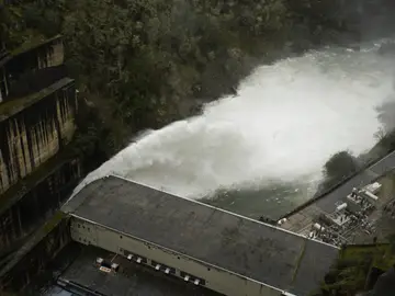 Desembalse de la presa del pantano de Bárcena (León), debido a la gran cantidad de lluvia acumulada por el temporal de lluvias Desembalse de la presa del pantano de Bárcena (León), debido a la gran cantidad de lluvia acumulada por el temporal de lluvias