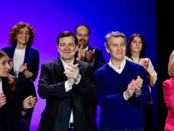Feij&oacute;o y Ma&ntilde;ueco saludan a los asistentes al acto en presencia de Roc&iacute;o Lucas, Leticia Garc&iacute;a o Mar&iacute;a Pardo, entre otros candidatos