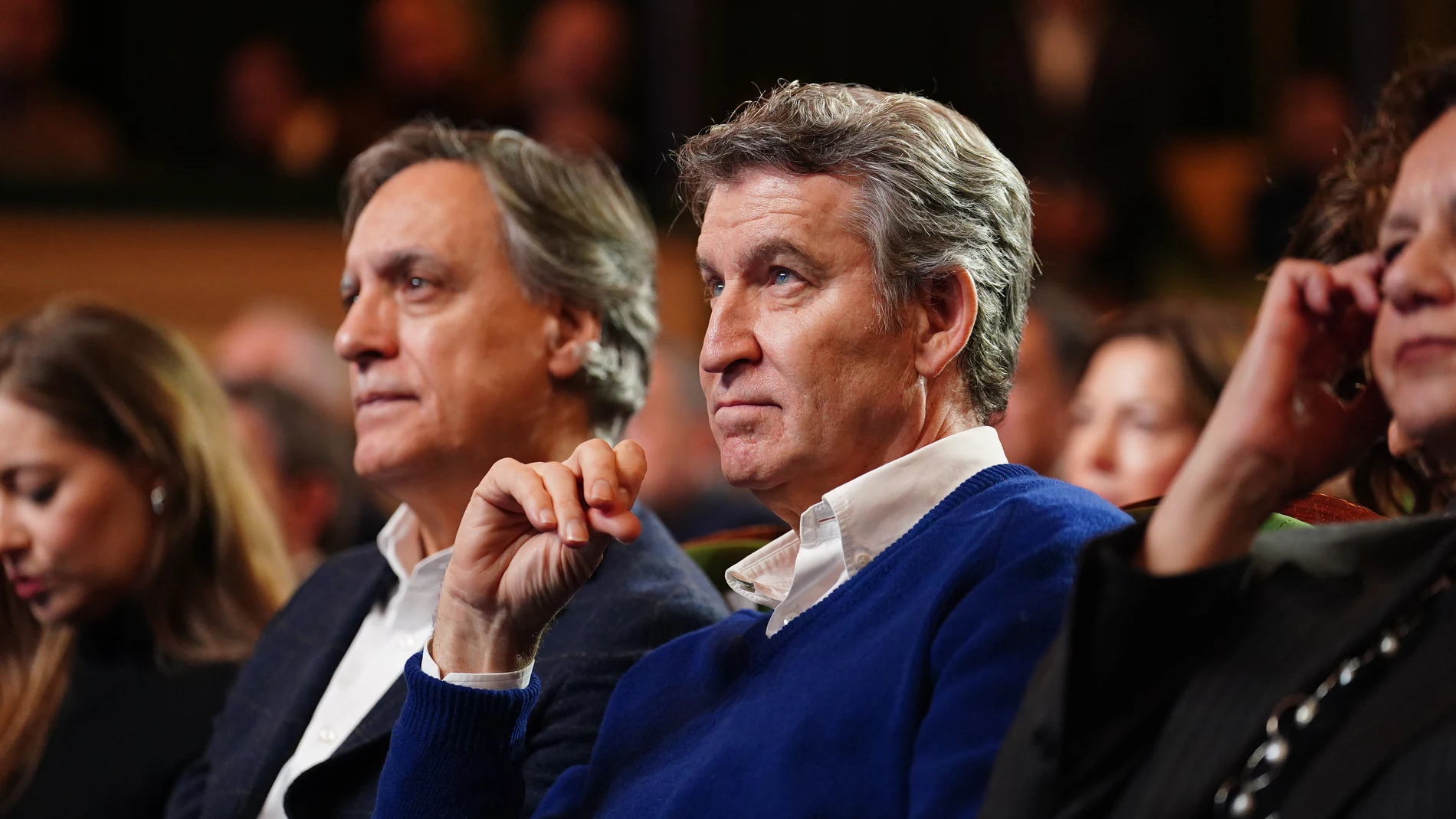 El presidente del PP, Alberto Núñez Feijóo (d), acompañado del alcalde de Salamanca, Carlos García Carbayo (i), presenta la candidatura del partido para las elecciones del 15M encabezada por Alfonso Fernández Mañueco, a 13 de febrero de 2026, en Salamanca, Castilla León (España). Feijóo abre este viernes la precampaña en Castilla y León ante las elecciones del próximo 15 de marzo y participa en Salamanca en el acto de presentación de candidaturas junto al presidente del PP de CyL y candidato ...