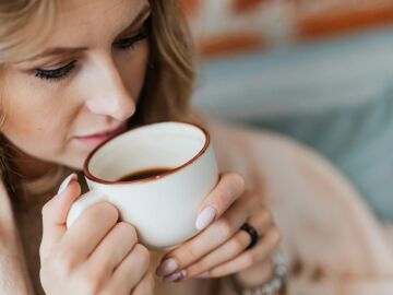 Imagen de archivo sobre una persona bebiendo caf&eacute;