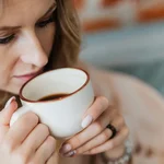 Imagen de archivo sobre una persona bebiendo café