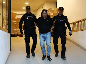 El detenido es trasladado por dos agentes de la Policía El detenido es trasladado por dos agentes de la Policía