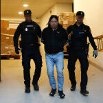 El detenido es trasladado por dos agentes de la Polic&iacute;a