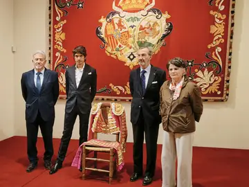 Castella dona a la Maestranza el traje con el que cruzó su única Puerta del Príncipe Castella dona a la Maestranza el traje con el que cruzó su única Puerta del Príncipe