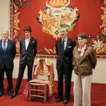 Castella dona a la Maestranza el traje con el que cruz&oacute; su &uacute;nica Puerta del Pr&iacute;ncipe