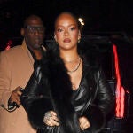 El look de Rihanna al salir de un desfile durante la Semana de la Moda de Nueva York.