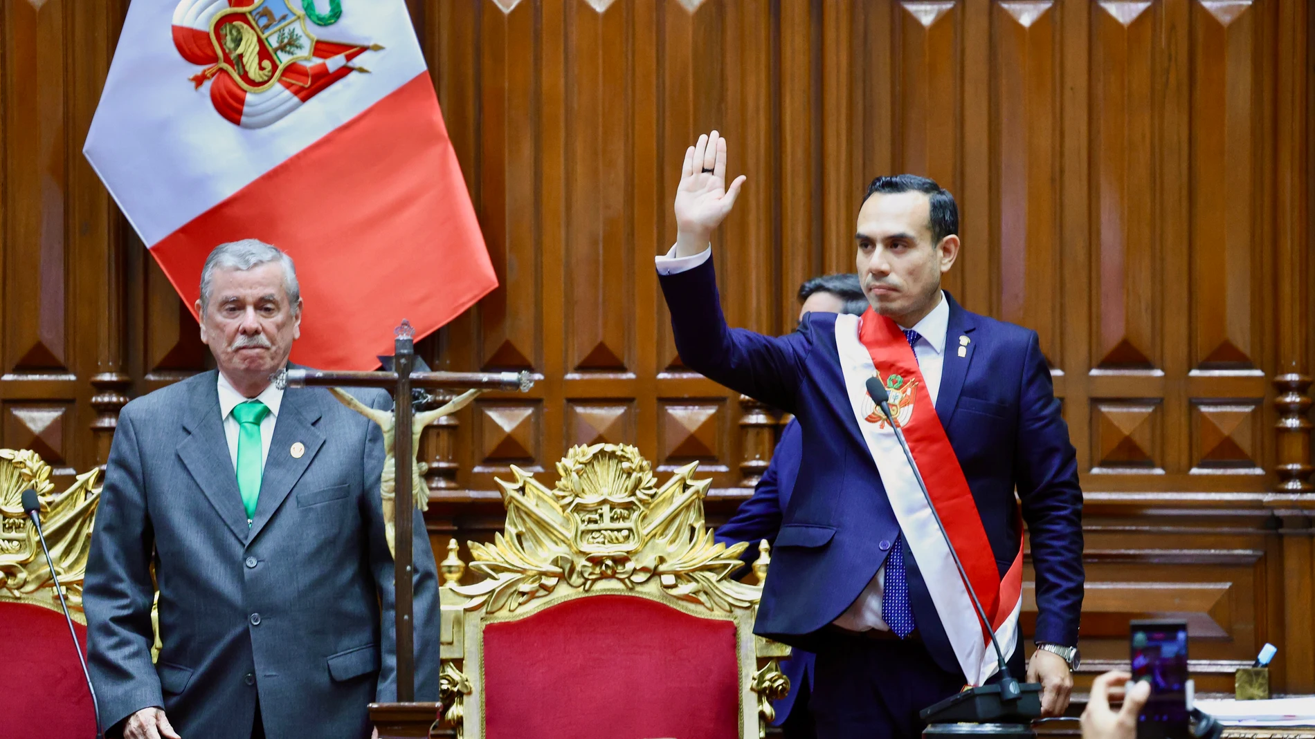 (Foto de ARCHIVO) LIMA, Oct. 10, 2025 -- Peru's Congress leader Jose Jeri (R) is sworn in as the country's president during a ceremony at the country's Congress in Lima, Peru, on Oct. 10, 2025. Jeri was sworn in as the country's president early on Friday, shortly after the Congress removed former President Dina Boluarte from office. Peru's lawmakers demanded Boluarte appear at a Congress session to defend herself before voting to approve her impeachment on Thursday night. But Boluarte d...