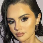 Selena Gomez con maquillaje en tonos bronce