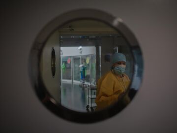 Un trabajador sanitario protegido en la Unidad de Cuidados Intensivos &ndash;UCI- del Hospital del Mar, en Barcelona