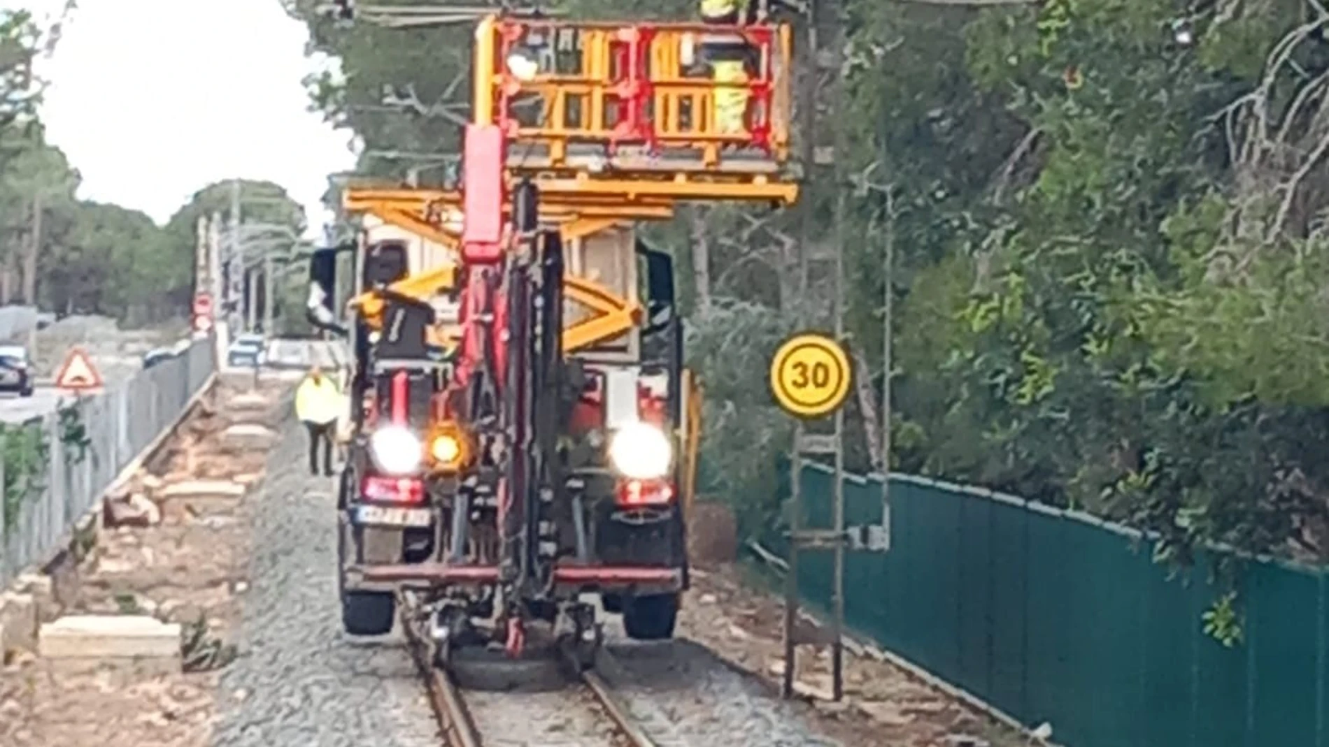 Metrovalencia presta servicio autobús entre Paterna, La Cañada y l'Eliana tras la caída de un árbol a la vía en La Vallesa REMITIDA / HANDOUT por METROVALENCIA Fotografía remitida a medios de comunicación exclusivamente para ilustrar la noticia a la que hace referencia la imagen, y citando la procedencia de la imagen en la firma 15/02/2026