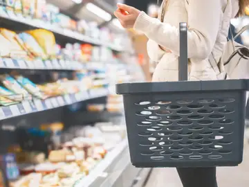 Imagen de archivo de una persona haciendo la compra Imagen de archivo de una persona haciendo la compra