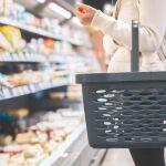 Imagen de archivo de una persona haciendo la compra