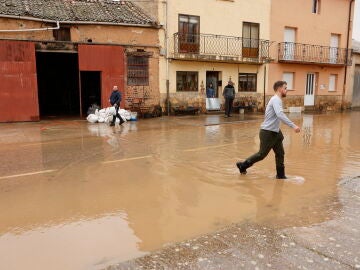Calles inundadas por el desbordamiento del r&iacute;o Duero, a 15 de febrero de 2026, en San Esteban de Gormaz, Soria, Castilla Le&oacute;n (Espa&ntilde;a). El desbordamiento del Duero a causa del paso de la borrasca Oriana oblig&oacute; en la jornada de ayer s&aacute;bado a confinar y desalojar a vecinos de San Esteban de Gormaz (Soria). 15 FEBRERO 2026;INUNDACIONES;LLUVIAS TORMENTOSAS;TORMENTA INVERNAL;BORRASCA INVERNAL Concha Ortega Oroz / Europa Press 15/02/2026