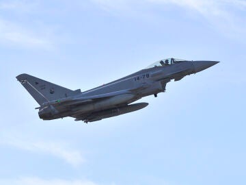 ALBACETE, 16/02/2026.- Despegan de la base a&eacute;rea de Albacete tres Eurofighter C.16 rumbo a la base a&eacute;rea de Mihail Kogalniceanu de Constanza (Ruman&iacute;a), como parte del despliegue del contingente eAP-70 en Ruman&iacute;a, este lunes en la Base A&eacute;rea de Albacete.EFE/ Manu