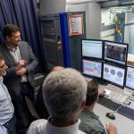 Investigadores del proyecto analizando el comportamiento del motor en el banco de pruebas.