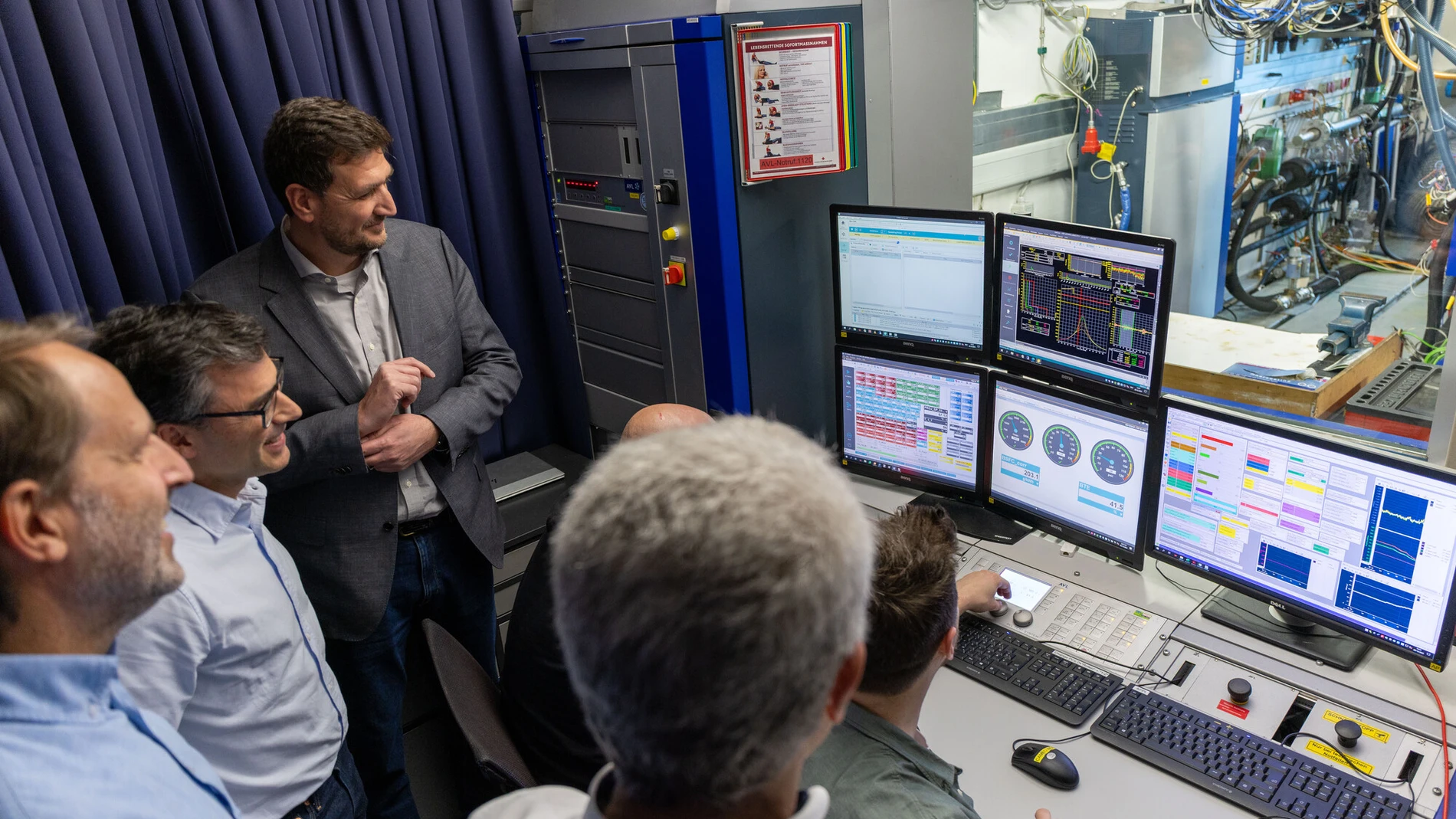 Investigadores del proyecto analizando el comportamiento del motor en el banco de pruebas.