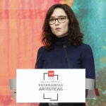 El look con gafas de Ayuso.