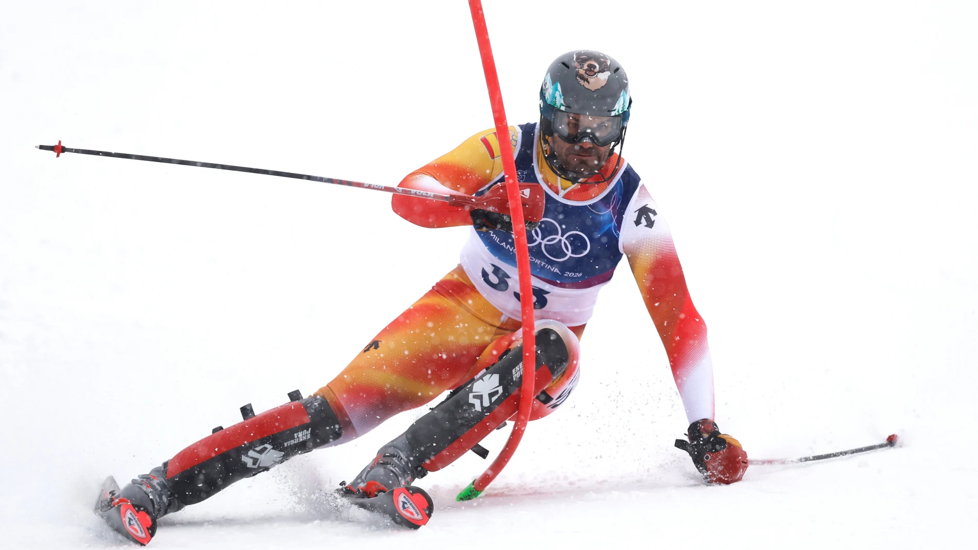 FOTODELDÍA BORMIO (Italia), 16/02/2026.- El español Joaquim Salarich Baucells compite en la primera manga del eslalon masculino de esquí alpino de los Juegos Olímpicos de Invierno de Milán-Cortina 2026, en el centro de esquí Stelvio de Bormio, Italia, este lunes.-EFE/ Guillaume Horcajuelo
