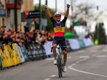 Wellens levanta los brazos en la meta de Úbeda Wellens levanta los brazos en la meta de Úbeda