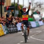 Wellens levanta los brazos en la meta de &Uacute;beda 