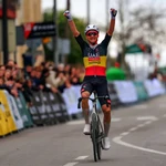 Wellens levanta los brazos en la meta de Úbeda