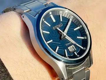 El cristal de zafiro no es habitual en este rango, y marca la diferencia seiko SUR559P1