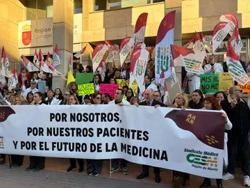 El Sindicato Médico de la Región de Murcia exige mejoras laborales y el cumplimiento de acuerdos en la Consejería de Sanidad El Sindicato Médico de la Región de Murcia exige mejoras laborales y el cumplimiento de acuerdos en la Consejería de Sanidad