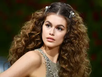 Kaia Gerber con cabello rizado. Kaia Gerber con cabello rizado.