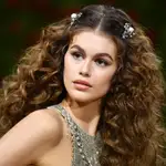 Kaia Gerber con cabello rizado.