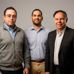 Alejandro Valero y Manuel Nieto, fundadores de First Drop, junto a Javier Ponce, director general de la SETT