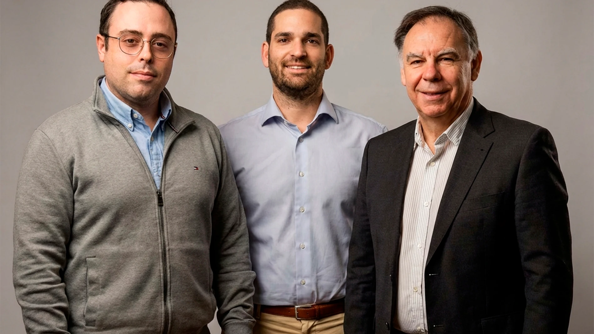 Alejandro Valero y Manuel Nieto, fundadores de First Drop, junto a Javier Ponce, director general de la SETT