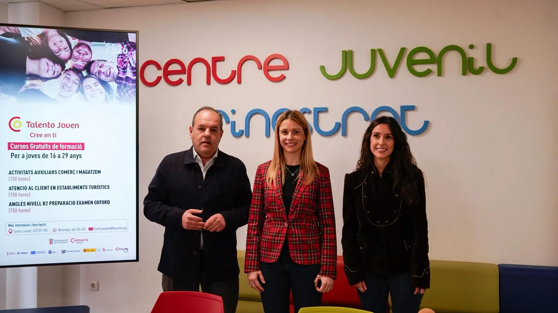 El presidente de la Cámara de Comercio de Alicante, Carlos Baño, la alcaldesa de Finestrat, Nati Algado, y la concejala de Juventud, Sara Llorca