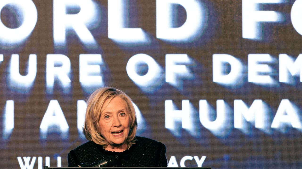 Hillary Clinton acusa al Gobierno de Trump de "encubrimiento" en caso Epstein: "Saquen los archivos"