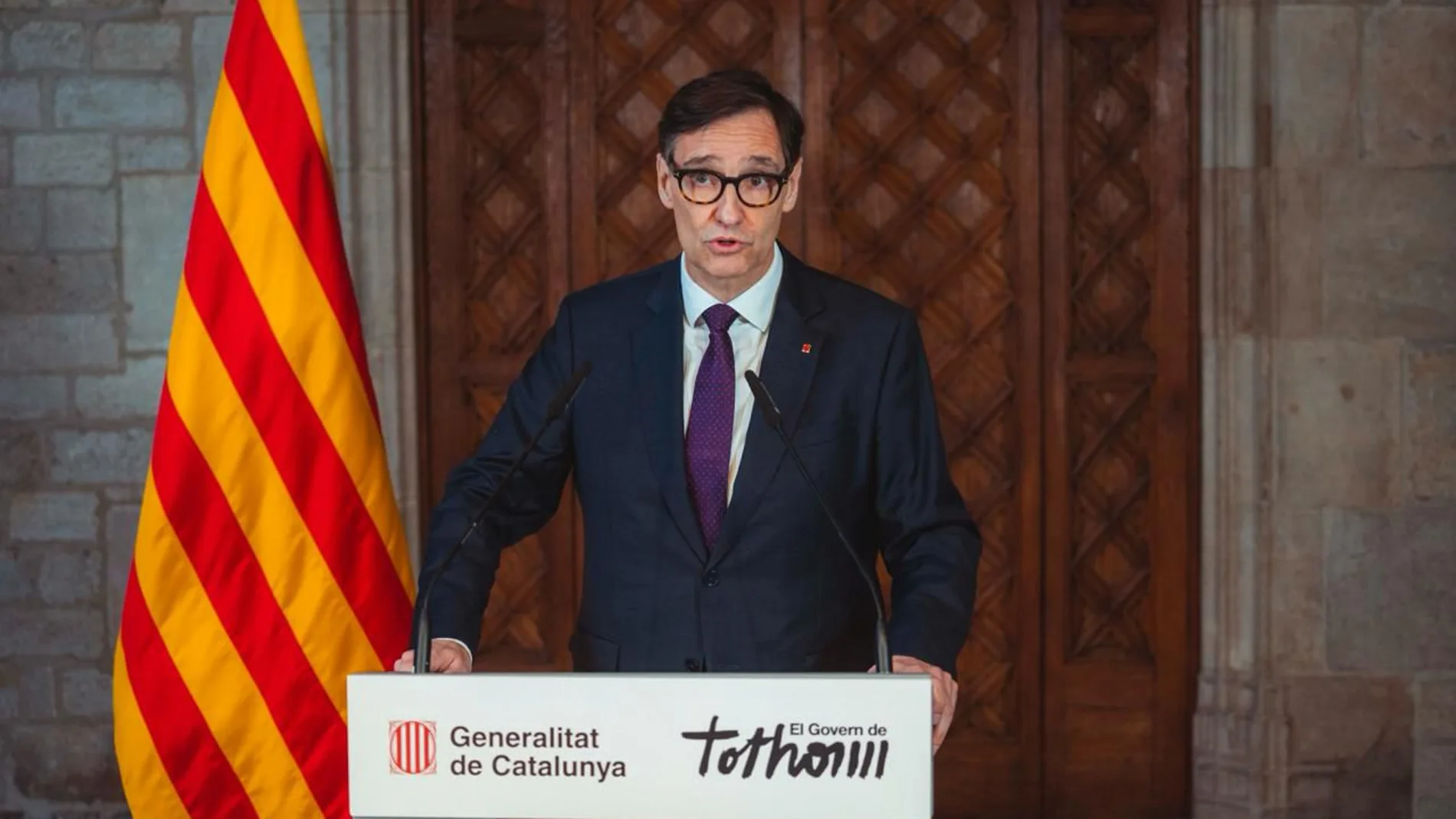GRAFCAT8445. BARCELONA, 16/02/2026.- El presidente de la Generalitat, Salvador Illa, durante una declaración institucional desde la Galeria Gòtica del Palau de la Generalitat, en sus primeras palabras desde que una osteomielitis púbica le apartara de los focos el pasado 17 de enero. EFE/Arnau Carbonell/Generalitat SÓLO USO EDITORIAL/SOLO USO PERMITIDO PARA ILUSTRAR LA NOTICIA QUE APARECE EN EL PIE DE FOTO (CRÉDITO OBLIGATORIO)