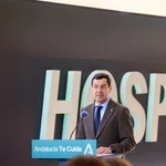 El presidente de la Junta de Andalucía, Juanma Moreno, durante una visita al Hospital Universitario Torrecárdenas de Almería