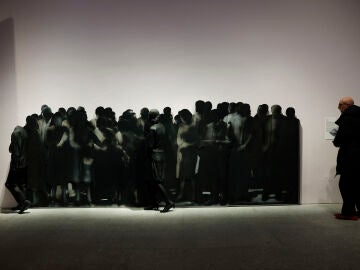 FOTODELD&Iacute;A MADRID (ESPA&Ntilde;A), 16/02/2026.- Vista de la obra 'Escena urbana' de Rafael Canogar durante la presentaci&oacute;n este lunes de las Colecciones del Museo Reina Sof&iacute;a: 'Colecci&oacute;n. Arte Contempor&aacute;neo: 1975-Presente', que cuenta la historia del arte de los &uacute;ltimos 50 a&ntilde;os desde Espa&ntilde;a, y con la que se cambia la forma de mostrar los fondos de este museo al p&uacute;blico, gracias a un recorrido m&aacute;s accesible, din&aacute;mico y did&aacute;ctico que pone en el centro de la experiencia muse&iacute;stica al visitante. EFE/ Ch...