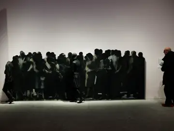 Presentación de las Colecciones del Museo Reina Sofía: 'Colección. Arte Contemporáneo: 1975-Presente' FOTODELDÍA MADRID (ESPAÑA), 16/02/2026.- Vista de la obra 'Escena urbana' de Rafael Canogar durante la presentación este lunes de las Colecciones del Museo Reina Sofía: 'Colección. Arte Contemporáneo: 1975-Presente', que cuenta la historia del arte de los últimos 50 años desde España, y con la que se cambia la forma de mostrar los fondos de este museo al público, gracias a un recorrido más accesible, dinámico y didáctico que pone en el centro de la experiencia museística al visitante. EFE/ Ch...